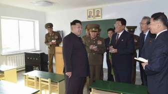 Pemimpin Korea Utara, Kim Jong Un di gedung baru penelitian Wisong Residential District di Pyongyang, Korea Utarat, Selasa (14/9). [Reuters/KCNA]