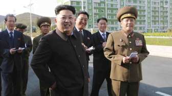 Pemimpin Korea Utara, Kim Jong Un di gedung baru penelitian Wisong Residential District di Pyongyang, Korea Utarat, Selasa (14/9). [Reuters/KCNA]