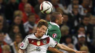 Pemain Jerman Durm (depan) berebut bola dengan pemain Irlandia [Reuters/Ina Fassbender]