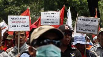 Ratusan buruh outsourcing BUMN berunjuk rasa di depan kantor Kementrian BUMN Jakarta, Selasa (15/10). Mereka menuntut  untuk segera mengangkat pekerja outsourcing Perusahan BUMN menjadi pekerja tetap tanpa syarat. [suara.com/Kurniawan Mas'ud]