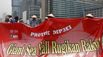 Puluhan nelayan dari Koalisi Rakyat untuk Keadilan Perikanan melakukan aksi di bundaran HI Jakarta, Selasa (15/10). [suara.com/Kurniawan Mas'ud]