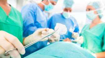 Operasi, Wanita Ini Klaim Dokter Telah Meninggalkan Benda Logam di Tubuhnya