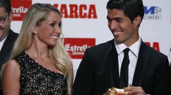 Luis Suarez bersama istrinya Sofia Balbi dalam acara penghargaan sepatu emas [Reuters/Albert Gea]