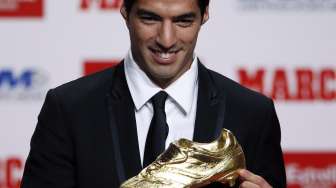 Luis Suarez berpose usai menerima sepatu emas [Reuters/Albert Gea]