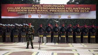 Sebanyak 24000 pasukan dari TNI dan Polri mengikuti apel di Senayan, Jakarta Selatan, Kamis (16/10). Apel gabungan ini dalam rangka persiapan pengamanan jelang upacara pelantikan presiden dan wakil presiden pada 20 Oktober mendatang. [Puspen Mabes TNI]