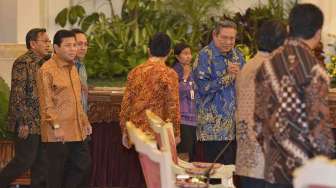 Presiden Susilo Bambang Yudhoyono (kiri) dan Wapres Boediono (kanan) melakukan pertemuan dengan para pimpinan parlemen di Istana Negara, Jakarta, Rabu (15/10). [Antara/Widodo S. Jusuf]