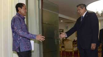 Presiden Susilo Bambang Yudhoyono menerima laporan dari Panitia Seleksi (Pansel) Calon Pimpinan KPK di kantor Presiden, Jakarta, Kamis (16/10).  [Antara/Prasetyo Utomo]