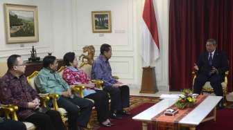 Presiden Susilo Bambang Yudhoyono menerima laporan dari Panitia Seleksi (Pansel) Calon Pimpinan KPK di kantor Presiden, Jakarta, Kamis (16/10).  [Antara/Prasetyo Utomo]