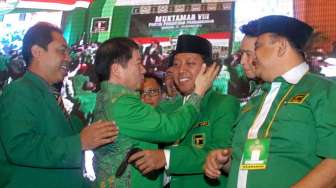 Ketua umum Partai Persatuan Pembangunan (PPP) terpilih,  Romahurmuziy pada Muktamar VIII PPP di Surabaya, Jatim, Kamis (16/10). [Antara/M Risyal Hidayat]