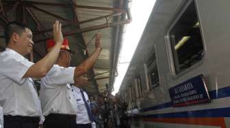 PT KAI meluncurkan produk terbaru Kereta Api Jayabaya kelas ekonomi di Stasiun Pasar Senen Jakarta, Sabtu (18/10). [suara.com/Kurniawan Mas'ud]