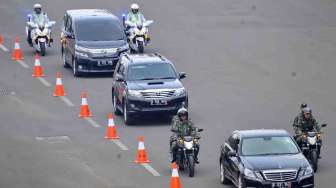 Pasukan Pengamanan Presiden melakukan simulasi pengawalan VVIP jelang pelantikan Presiden dan Wakil Presiden di Gedung Nusantara I, Parlemen Senayan, Jakarta, Sabtu (18/10). [Antara/Yudhi Mahatma]