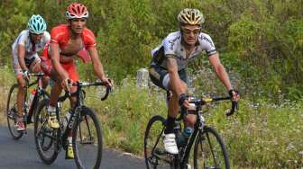 Etape ketiga \"International Tour De Banyuwangi Ijen\" (ITdBI), di Perkebunan Licin, Banyuwangi, Jawa Timur, Sabtu (18/10). [Antara/Seno]