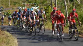 Etape ketiga \"International Tour De Banyuwangi Ijen\" (ITdBI), di Perkebunan Licin, Banyuwangi, Jawa Timur, Sabtu (18/10). [Antara/Seno]