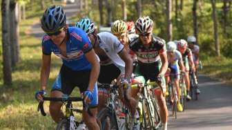 Etape ketiga \"International Tour De Banyuwangi Ijen\" (ITdBI), di Perkebunan Licin, Banyuwangi, Jawa Timur, Sabtu (18/10). [Antara/Seno]