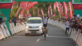 Pebalap sepeda Peter Pouly melakukan selebrasi saat masuk finish dalam \"International Tour De Banyuwangi Ijen\" (ITdBI), di Licin, Banyuwangi, Jawa Timur, Sabtu (18/10). [Antara/Seno]