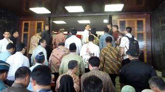 Presiden dan Wakil Presiden terpilih Joko Widodo (Jokowi) dan Jusuf Kalla (JK) mengikuti geladi bersih pelantikan di Ruang Paripurna, Gedung Nusantara MPR, Senayan, Jakarta, Sabtu (18/10). [suara.com/Bowo Raharjo]