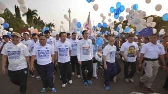 Pengurus DPP Partai Demokrat serta anggota Dewan dari seluruh Fraksi Demokrat bersama masyarakat melakukan kegiatan jalan sehat " Terima Kasih SBY " di Kawasan Jl M.H Thamrin, Jakarta Minggu (19/10). [Antara/Bayu]