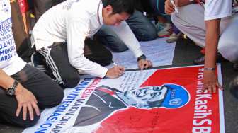 Pengurus DPP Partai Demokrat serta anggota Dewan dari seluruh Fraksi Demokrat bersama masyarakat melakukan kegiatan jalan sehat " Terima Kasih SBY " di Kawasan Jl M.H Thamrin, Jakarta Minggu (19/10). [Antara/Bayu]