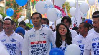 Pengurus DPP Partai Demokrat serta anggota Dewan dari seluruh Fraksi Demokrat bersama masyarakat melakukan kegiatan jalan sehat " Terima Kasih SBY " di Kawasan Jl M.H Thamrin, Jakarta Minggu (19/10). [Antara/Bayu]