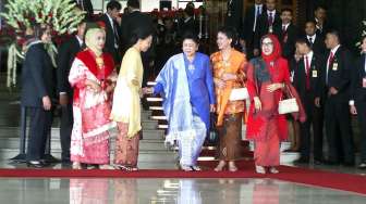 Ani Yudhoyono berfoto bersama dengan Iriana Jokowi Widodo, Mufida Kalla, Herwaty Boediono sebelum mengikuti pelantikan presiden dan wakil presiden terpilih Jokowi-JK, di gedung MPR/DPR, Jakarta, Senin (20/10). 