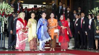 Ani Yudhoyono berfoto bersama dengan Iriana Jokowi Widodo, Mufida Kalla, Herwaty Boediono sebelum mengikuti pelantikan presiden dan wakil presiden terpilih Jokowi-JK, di gedung MPR/DPR, Jakarta, Senin (20/10). 