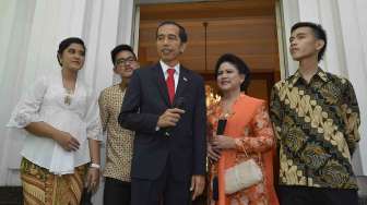 Presiden terpilih Joko Widodo sebelum menuju Gedung MPR di Jakarta, Senin (20/10).