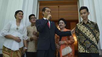 Presiden terpilih Joko Widodo sebelum menuju Gedung MPR di Jakarta, Senin (20/10).