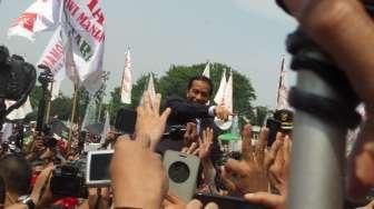 Jokowi-JK Copot Jas dan Naik Delman di Bundaran HI