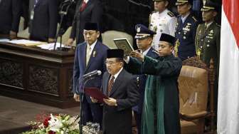 Joko Widodo dan Jusuf Kalla hari ini resmi menjadi Presiden dan Wakil Presiden Republik Indonesia periode 2014-2019 dalam sidang MPR yang di gelar hari ini di Jakarta, Senin (20/10). 