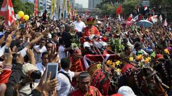 Presiden Joko Widodo bersama Wapres Jusuf Kalla menggunakan kereta kencana menuju Istana Merdeka, Jakarta Pusat, Senin (20/10). 