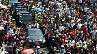 Presiden Joko Widodo bersama Wapres Jusuf Kalla menggunakan kereta kencana menuju Istana Merdeka, Jakarta Pusat, Senin (20/10). 