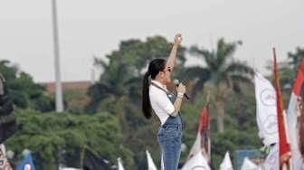 Foto: Syahrini di Konser Salam Tiga Jari