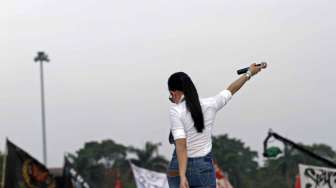 Penyanyi pop Syahrini tampil menghibur ribuan warga dalam konser Salam 3 Jari yang membanjiri syukuran pesta rakyat di Silang Monas Jakarta, Senin (20/10). 