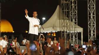 Ribuan warga menghadiri acara pesta rakyat bersama Presiden Jokowi di silang Monas Jakarta, Senin (20/10). [suara.com/Kurniawan Mas'ud]