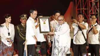 Ribuan warga menghadiri acara pesta rakyat bersama Presiden Jokowi di silang Monas Jakarta, Senin (20/10). [suara.com/Kurniawan Mas'ud]