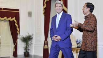 Presiden Joko Widodo menerima kunjungan kehormatan Menteri Luar Negeri Amerika Serikat John Kerry di Istana Merdeka, Jakarta, Senin (20/10). [Antara/Widodo S. Jusuf]