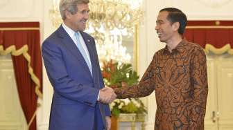 Presiden Joko Widodo menerima kunjungan kehormatan Menteri Luar Negeri Amerika Serikat John Kerry di Istana Merdeka, Jakarta, Senin (20/10). [Antara/Widodo S. Jusuf]