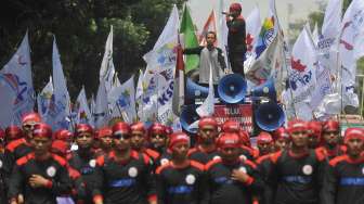 Buruh yang tergabung dalam Serikat Pekerja Seluruh Indonesia (SPSI) DKI Jakarta menggelar aksi di depan Balaikota Jakarta, Rabu (22/10). [Antara/Wahyu Putro A]