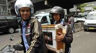 Pedagang bingkai kebanjiran pesanan foto Presiden dan Wakil Presiden di Harco Pasar Baru Jakarta Pusat, Kamis (23/10). [Kurniawan Mas'ud]