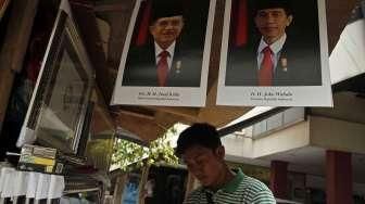 Pedagang bingkai kebanjiran pesanan foto Presiden dan Wakil Presiden di Harco Pasar Baru Jakarta Pusat, Kamis (23/10). [Kurniawan Mas'ud]