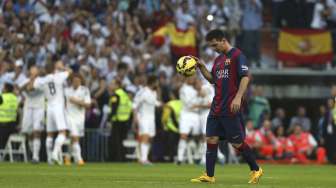 Reaksi bintang Barcelona Lionel Messi usai timnya ditumbangkan Real Madrid [Reuters/Sergio Perez]