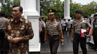 Kapolri Pungut Kacamata Luhut Panjaitan