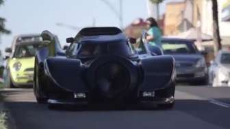 Wow, Ke Mana-mana, Lelaki Ini Nyetir Mobil Batman