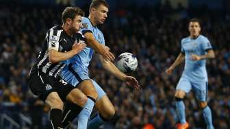 Striker Manchester City Edin Dzeko (tengah) ditempel ketat pemain Newcastle United Paul Dummett, (29/10/2014).(REUTERS/Darren Staples)