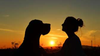 Perempuan Ini Berbuat Tak Senonoh dengan Anjing