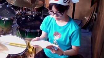 Aksi Gadis 'Kutu Buku' Ini Bikin Mata Anda Melotot