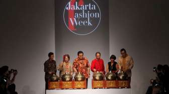 Parade 46 Label Membuka Jakarta Fashion Week 2015