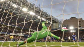 Pemain Chelsea Eden Hazard mencetak gol ke gawang QPR  lewat titik penalti [Reuters/Toby Melville]