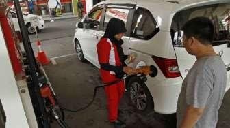 Petugas mengisi bahan bakar kendaraan di SPBU Abdu Muis Jakarta, Minggu (2/11). [suara.com/Kurniawan Mas'ud]