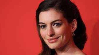 Anne Hathaway Percaya Keberadaan "Alien"